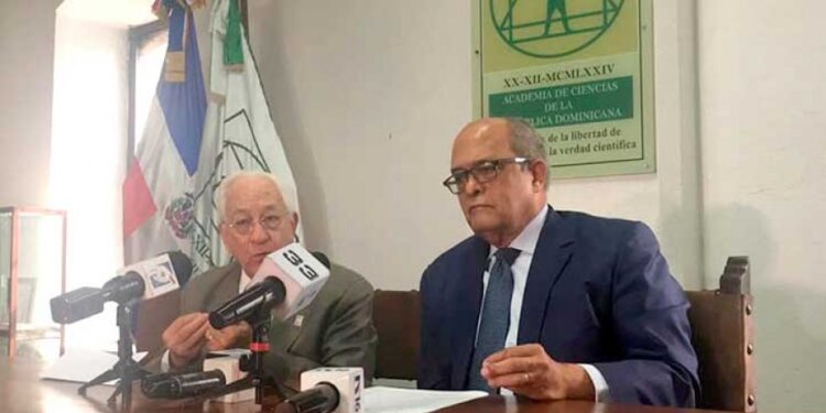 Academia de Ciencias pide evitar escasez de camas y colapso sistema de salud