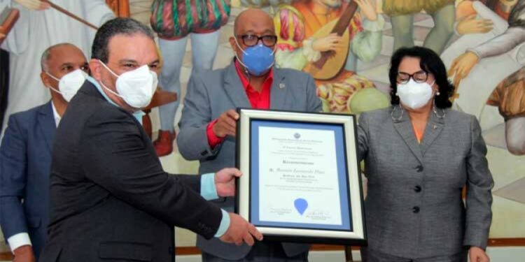 UASD reconoce al Dr. Leonardo Díaz, miembro de Consejo Directivo Academia de Ciencias