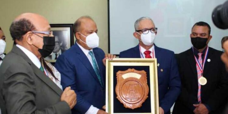 Miembro Academia de Ciencias recibe Premio Nacional de Medicina del RD 2021