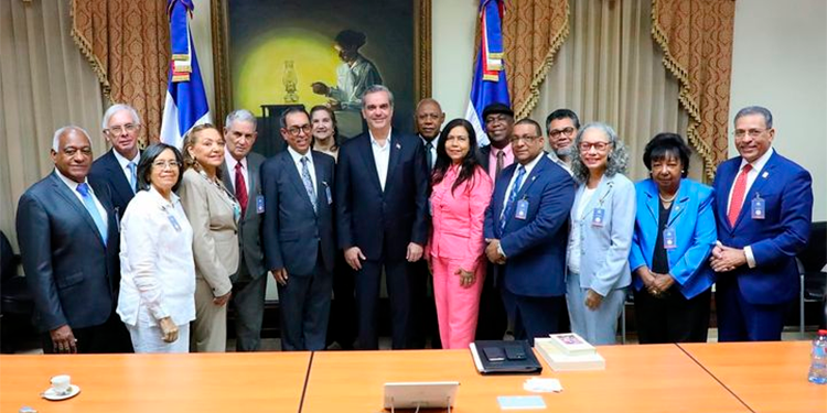 Presidente Abinader recibe visita de cortesía del Consejo Directivo de  la Academia de Ciencias