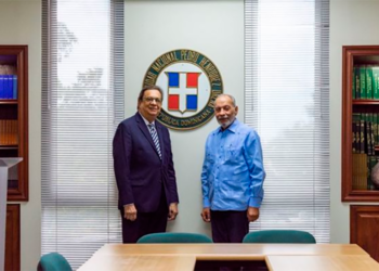 *El economista Dennis Simó dona biblioteca personal a la UNPHU*
