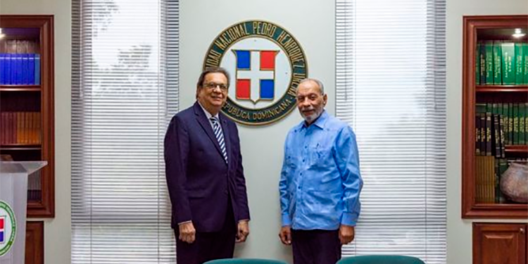 *El economista Dennis Simó dona biblioteca personal a la UNPHU*