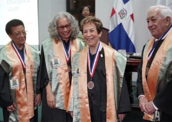 Academia de Ciencias ingresa educadora Jacqueline como Miembro de Número