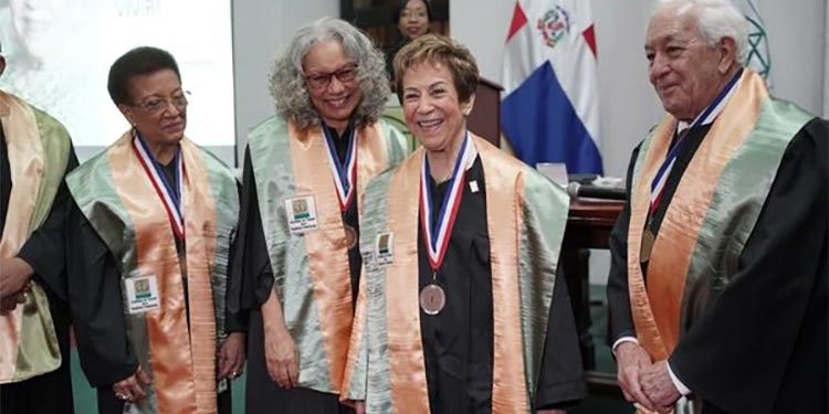 Academia de Ciencias ingresa educadora Jacqueline como Miembro de Número