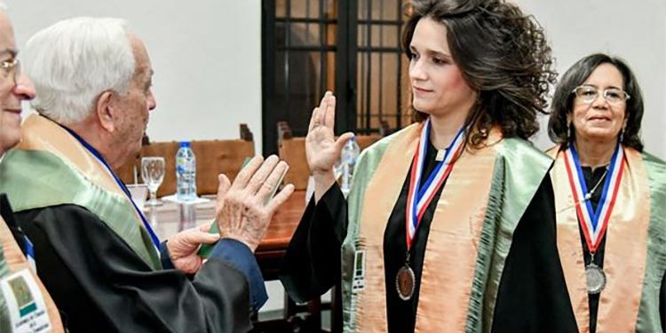 Academia de Ciencias inviste a la doctora Laura Sánchez Vincitore como Miembro de Número