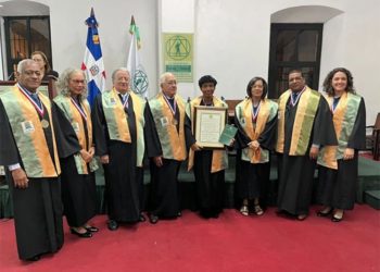 Emma K. Encamación ingresa como Miembro de Número de la Academia de Ciencias