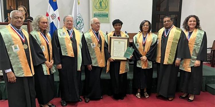 Emma K. Encamación ingresa como Miembro de Número de la Academia de Ciencias