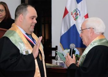 Esteban Tiburcio Gómez es investido como Miembro de Numero de la Academia de Ciencias