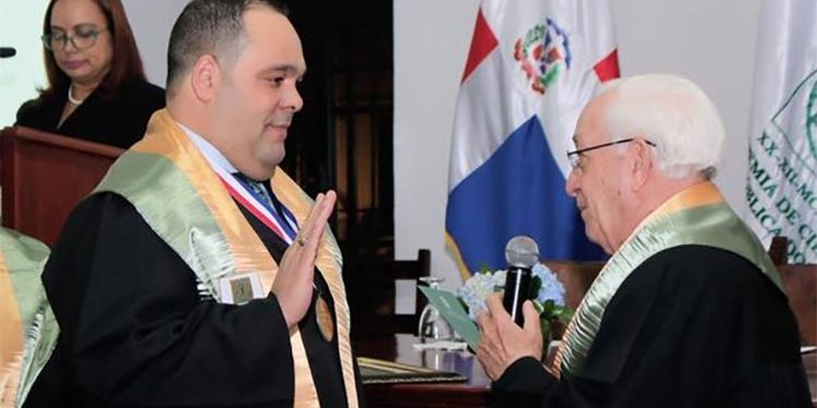 Esteban Tiburcio Gómez es investido como Miembro de Numero de la Academia de Ciencias