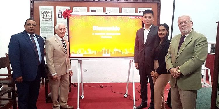 Huawei dona pantalla inteligente a la Academia de Ciencias para apoyar el desarrollo tecnológico