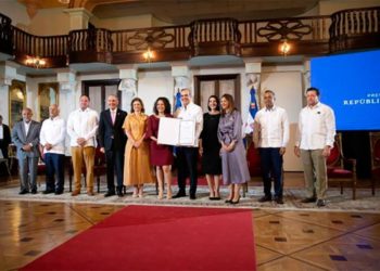Presidente Abinader reconoce a la doctora Laura Laura Sánchez Vincitore en el Premio Docentes de Educación Superior