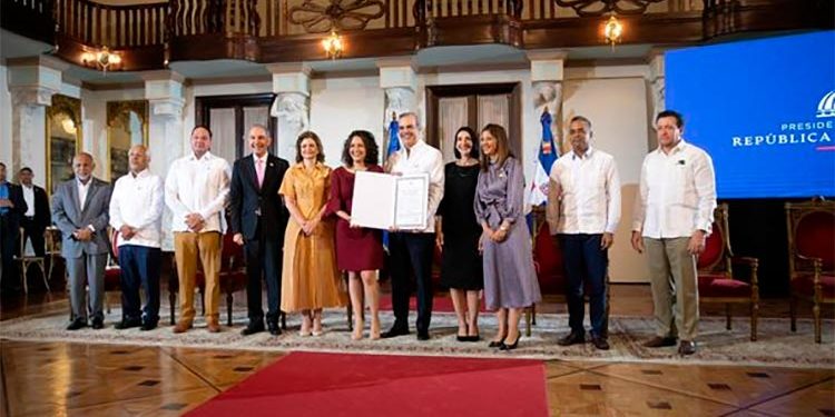 Presidente Abinader reconoce a la doctora Laura Laura Sánchez Vincitore en el Premio Docentes de Educación Superior