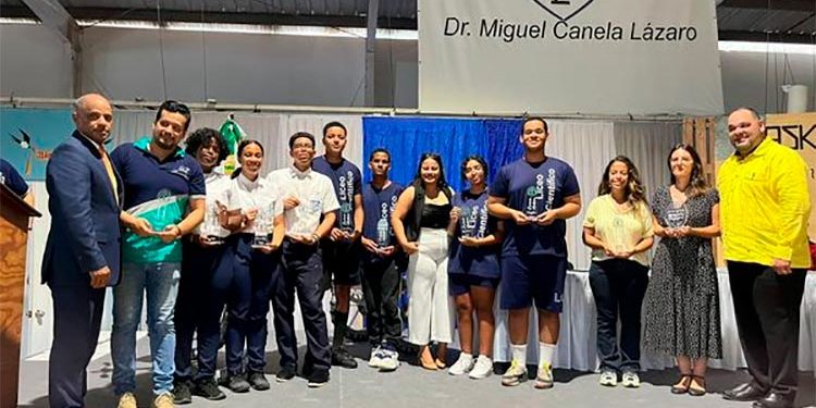 Academia de Ciencias reconoce estudiantes y profesores del Liceo Científico Hermanas Mirabal