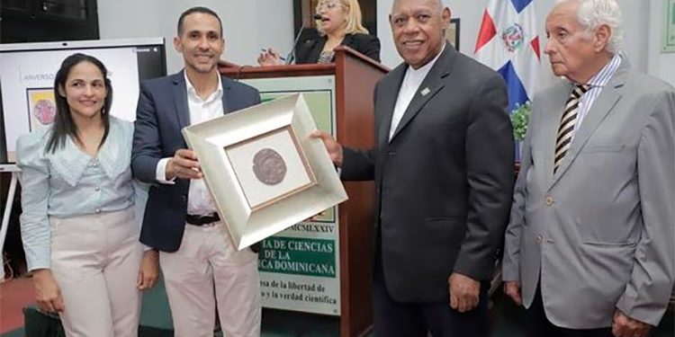 Academia de Ciencias es escenario de exhibición de conjunto de monedas Maravedí