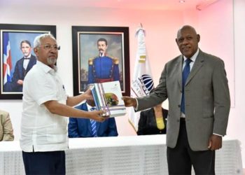 Minerd recibe  primera partida de libros de textos para ser utilizados en el próximo año escolar