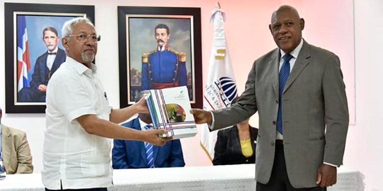 Minerd recibe  primera partida de libros de textos para ser utilizados en el próximo año escolar