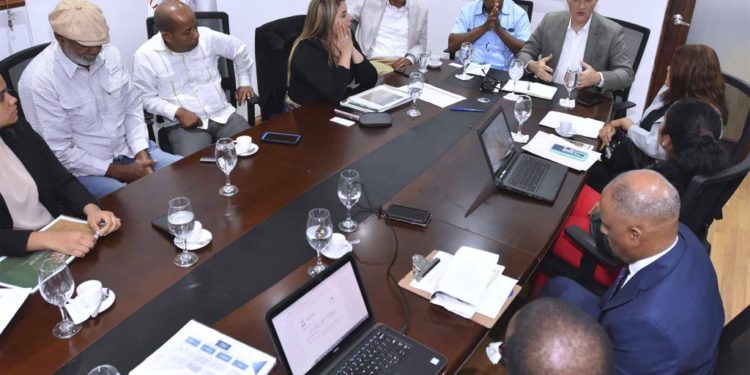 Ministro de Economía y representantes de la Academia de Ciencias dialogan sobre proyectos de investigación y difusión de conocimientos científicos