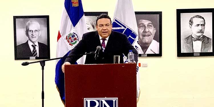 Historiador Miguel Reyes Sánchez dicta conferencia “Océano de tinta y papel”