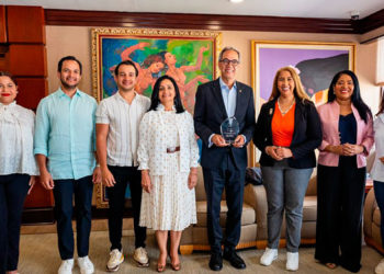 PUCMM reconoce a escritor José Mármol por aportes a la comunicación corporativa