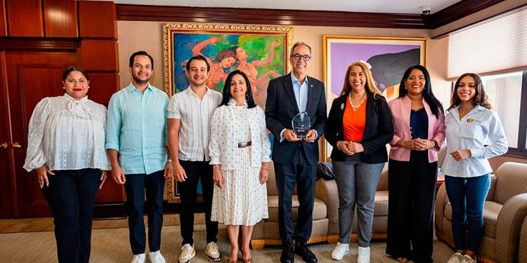 PUCMM reconoce a escritor José Mármol por aportes a la comunicación corporativa