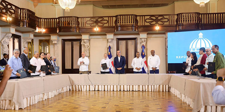 Gobierno y ecologistas acuerdan defender áreas protegidas. Presidente valora firma del convenio, resalta empoderamiento ciudadano y aportes al país de los ambientalistas