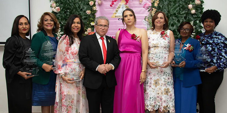 CMD reconoce a la Dra. Milena Cabrera, primera mujer gastroenteróloga