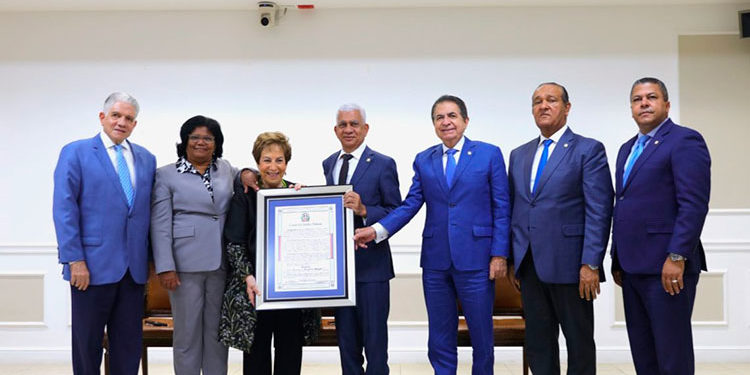 Senado reconoce trayectoria de la educadora y miembro de la Academia de Ciencias Jacqueline Malagón