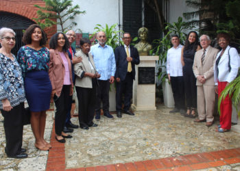 Academia de Ciencias y Fundemar develizan busto en honor profesora Idelisa Bonnelly de Calventi