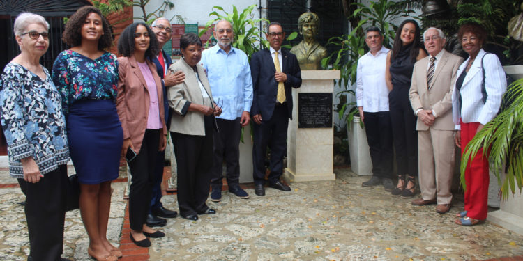 Academia de Ciencias y Fundemar develizan busto en honor profesora Idelisa Bonnelly de Calventi