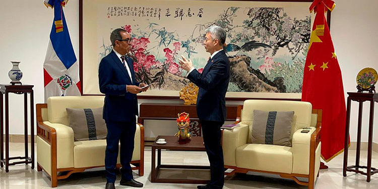 Presidente Academia de Ciencias realiza visita cortesía a embajador de la República Popular China ante la RD