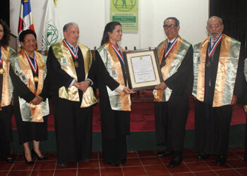 Academia de Ciencias inviste como Miembro de Número a la docente e investigadora Nidia Beatriz Columna Pérez