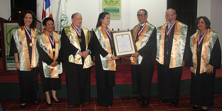 Academia de Ciencias inviste como Miembro de Número a la docente e investigadora Nidia Beatriz Columna Pérez