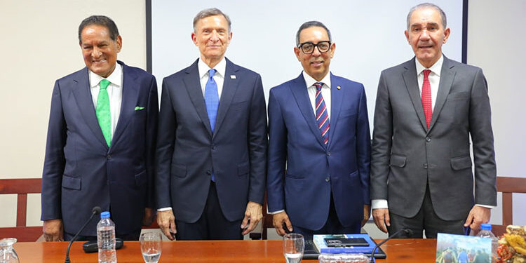 Dr. Luis Arias pone en circulación su libro “Normativa aplicable a la inmigración, Caso RD: Alcances aún pendientes»