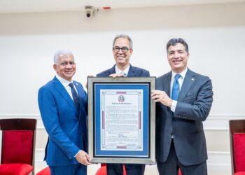 Senado reconoce trayectoria del poeta y escritor José Mármol