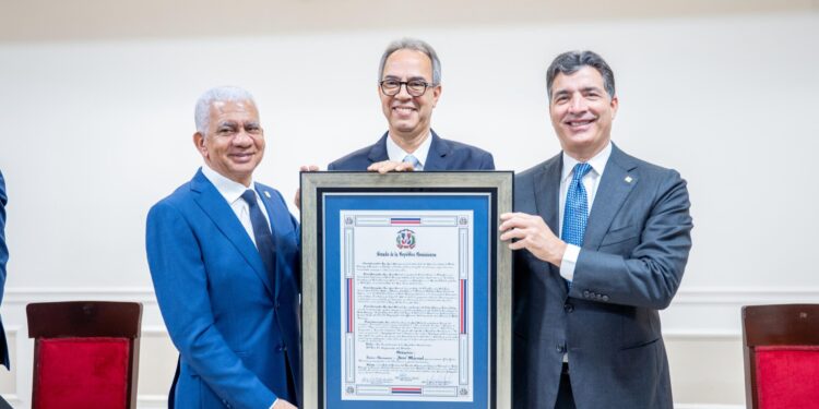 Senado reconoce trayectoria del poeta y escritor José Mármol