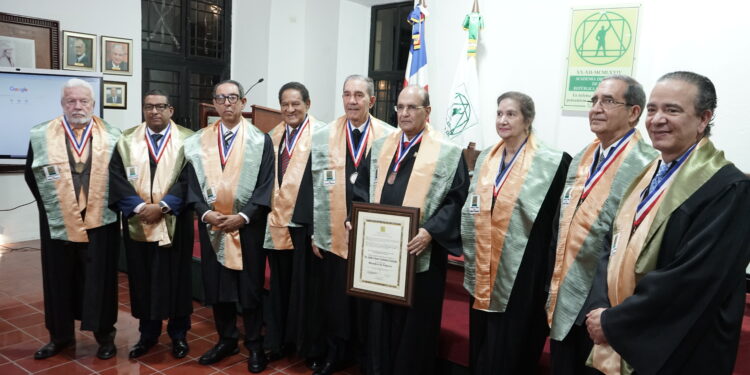 Academia de Ciencias inviste como miembro de Número al jurista Julio César Castaños Guzmán