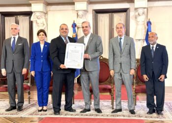 Dr. Esteban Tiburcio Gómez recibe Premio a la Excelencia Magisterial 2025 en Gala de Excelencia Docente