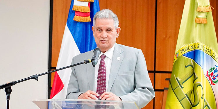 Dr José Joaquín herrera ofrece conferencia magistral titulada “Un Viaje a Través del Cerebro” a servidores del Tribunal Superior Electoral