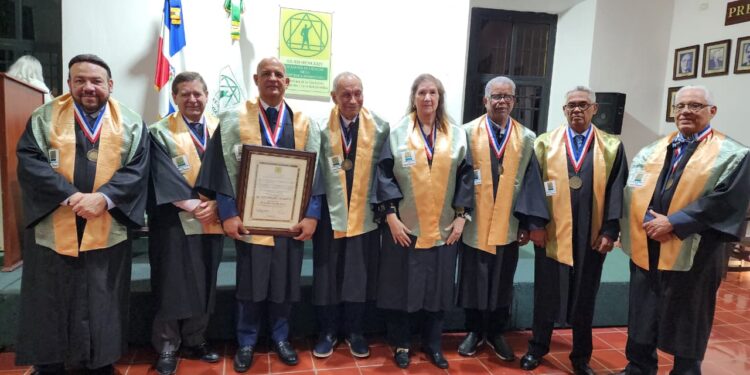 José Enrique Delmonte es investido como Miembro de Número de la Academia de Ciencias