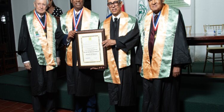 Dr. Héctor Arias Bustamante es investido como Miembro de Número de la Academia de Ciencias