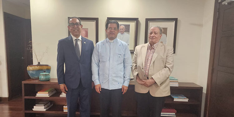 Autoridades de la Academia de Ciencias realizan visita de cortesia al rector de la PUCMM