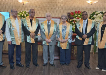Academia de Ciencias rinde guardia de honor al doctor Fernando Batlle Pérez