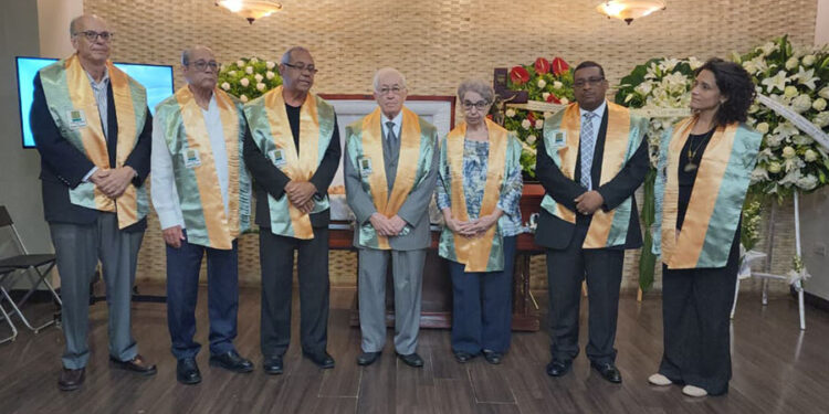 Academia de Ciencias rinde guardia de honor al doctor Fernando Batlle Pérez