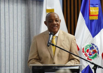 Mateo Morrison presenta su obra ‘La poesía: miradas dominicanas’ en la Feria del Libro