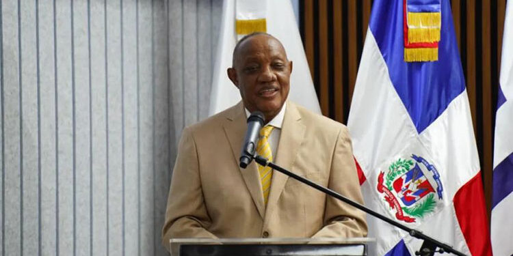 Mateo Morrison presenta su obra ‘La poesía: miradas dominicanas’ en la Feria del Libro