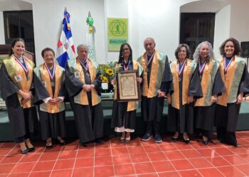 Dra. Vilma R. Gerardo Weisz es investida como Miembro de Número de la Academia de Ciencias
