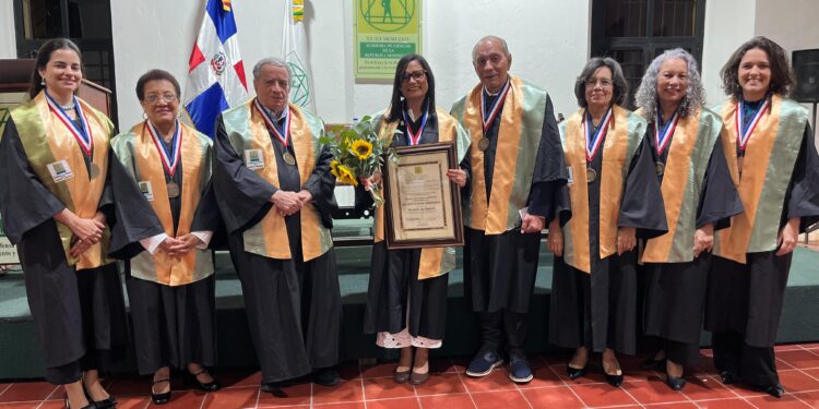 Dra. Vilma R. Gerardo Weisz es investida como Miembro de Número de la Academia de Ciencias