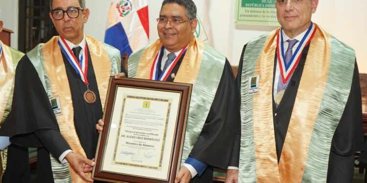 Economista Alexis Cruz Rodríguez ingresa como Miembro de Número a la Academia de Ciencias