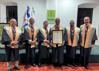 SANTO DOMINGO.– El historiador y profesor universitario Dr. Juan de la Cruz fue investido este jueves como Miembro de Número de la Academia de Ciencias de la República Dominicana (ACRD),