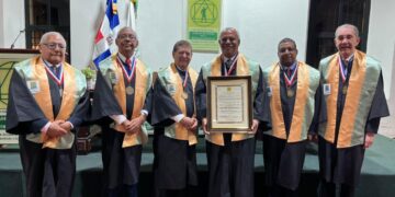 SANTO DOMINGO.– El historiador y profesor universitario Dr. Juan de la Cruz fue investido este jueves como Miembro de Número de la Academia de Ciencias de la República Dominicana (ACRD),